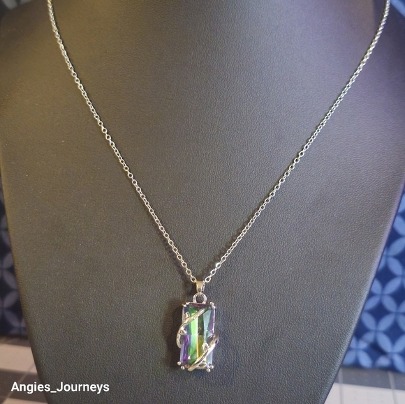 Jewelry - Green & purple stone wrap pendant 18' necklace